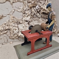 metal-mand-blaa-overalls-ved-rundsav-til-dampmaskine-gammelt-legetøj